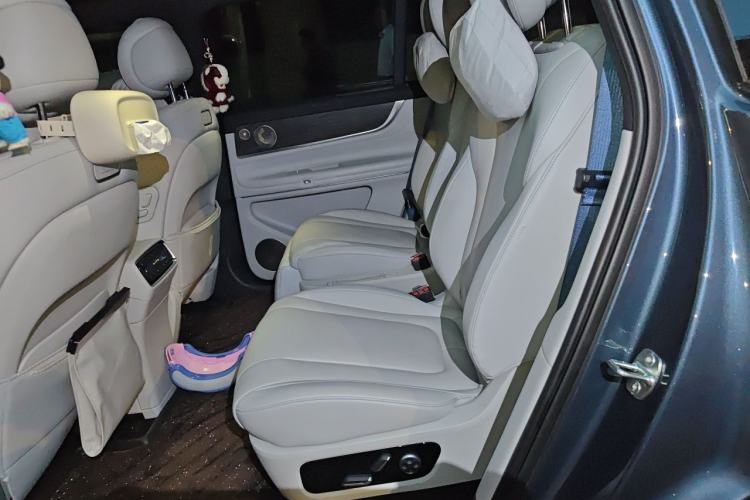 Used Hima AITO M9 2024 Range-Extended Ultra Version 42 kWh 6-Seater Model Left Rear Seat