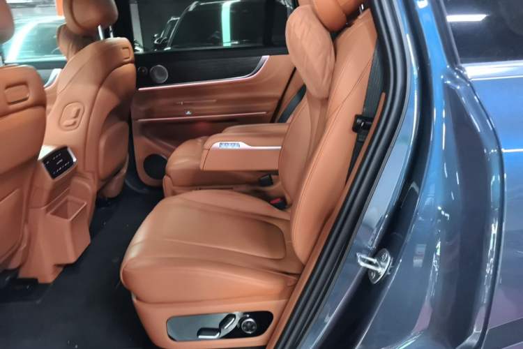 Used Hima AITO M9 2024 Range-Extended Ultra Version 42 kWh 6-Seater Model Left Rear Seat
