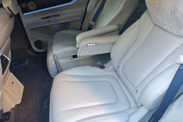 Used Hima AITO M9 2024 Range-Extended Ultra Version 42 kWh 6-Seater Model Left Rear Seat