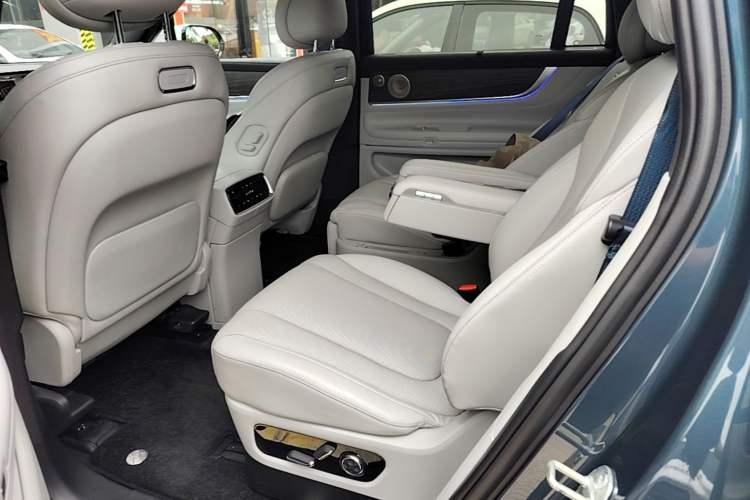 Used Hima AITO M9 2024 Range-Extended Ultra Version 42 kWh 6-Seater Model Left Rear Seat