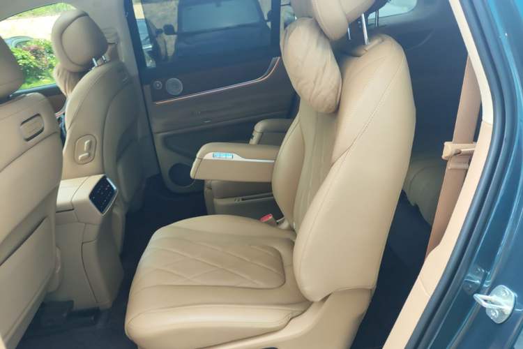 Used Hima AITO M9 2024 Range-Extended Ultra Version 42 kWh 6-Seater Model Left Rear Seat