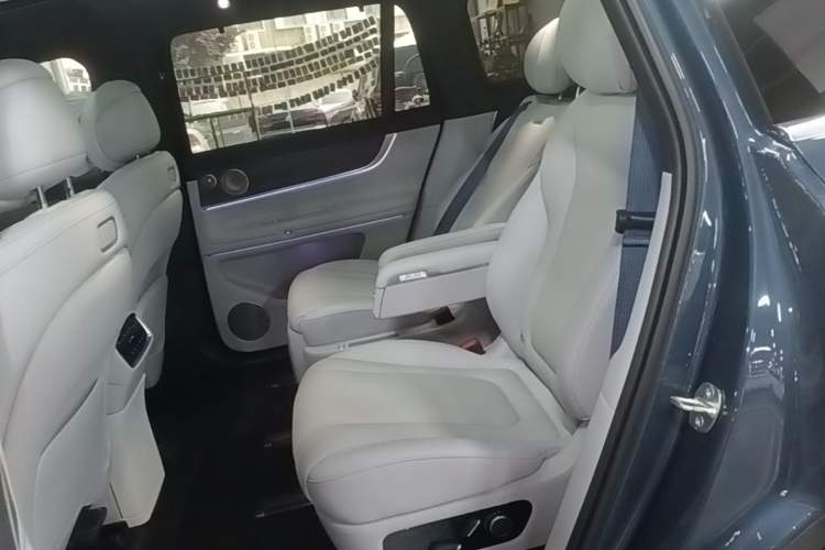 Used Hima AITO M9 2024 Range-Extended Ultra Version 42 kWh 6-Seater Model Left Rear Seat