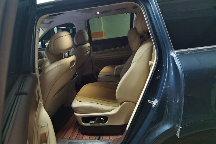 Used Hima AITO M9 2024 Range-Extended Ultra Version 42 kWh 6-Seater Model Left Rear Seat