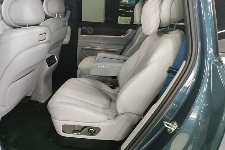 Used Hima AITO M9 2024 Range-Extended Ultra Version 42 kWh 6-Seater Model Left Rear Seat