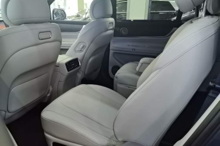 Used Hima AITO M9 2024 Range-Extended Ultra Version 42 kWh 6-Seater Model Left Rear Seat
