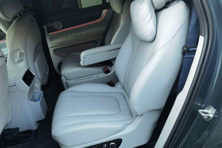 Used Hima AITO M9 2024 Range-Extended Ultra Version 42 kWh 6-Seater Model Left Rear Seat
