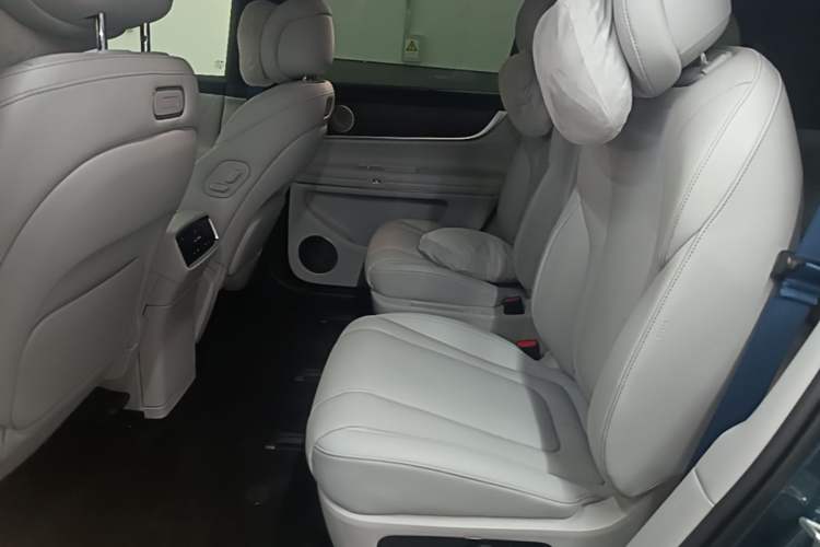 Used Hima AITO M9 2024 Range-Extended Max Edition 42 kWh 6-Seater Version Left Rear Seat