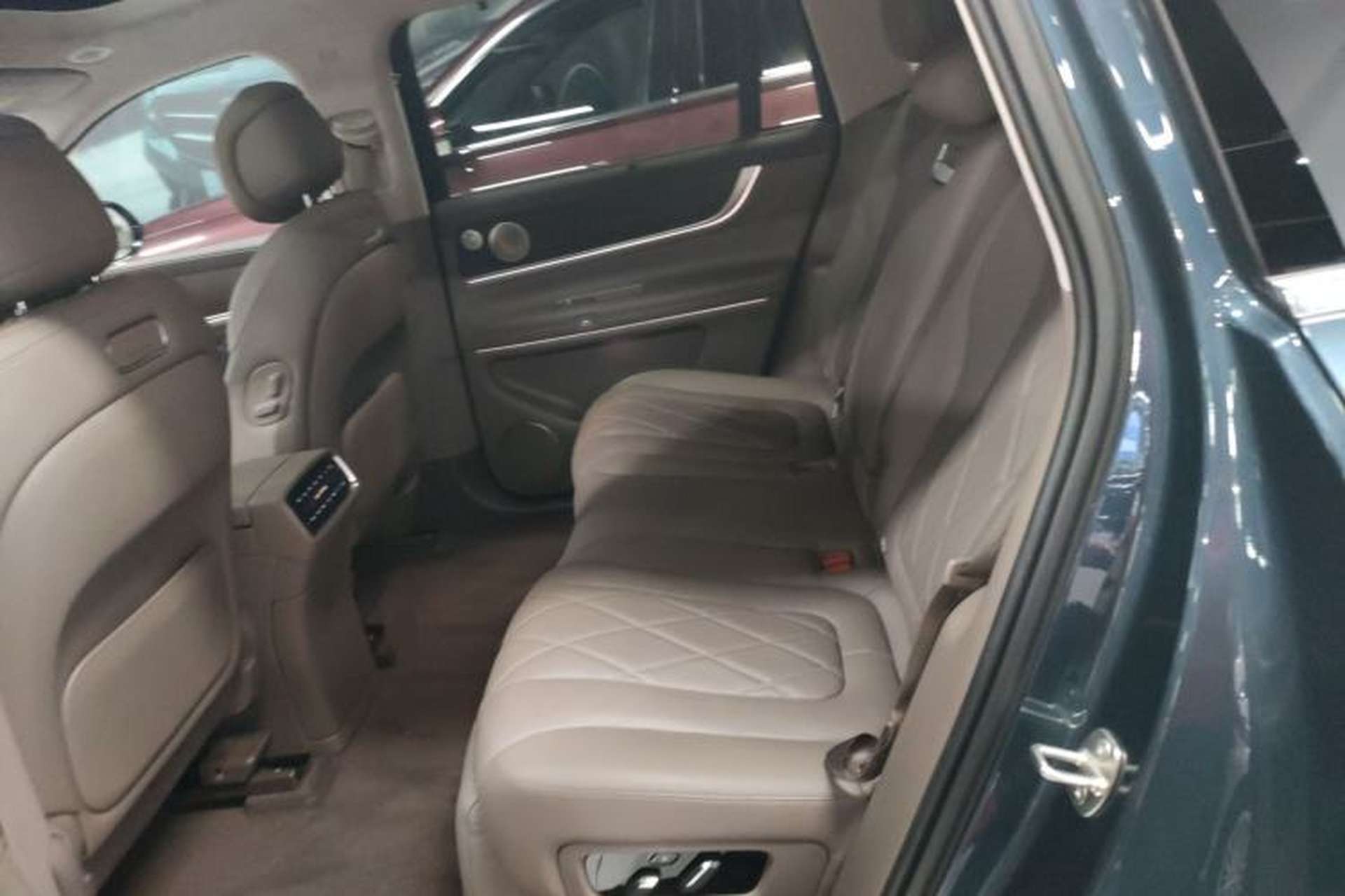 Used Hima AITO M9 2024 Range-Extended Ultra Version 52 kWh 5-Seater Model Left Rear Seat