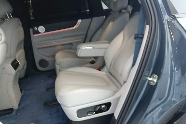 Used Hima AITO M9 2024 All-Electric Ultra Version 100 kWh 6-Seater Model Left Rear Seat