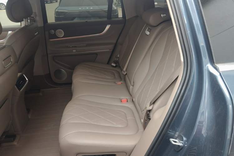 Used Hima AITO M9 2024 Range-Extended Ultra Version 52 kWh 5-Seater Model Left Rear Seat