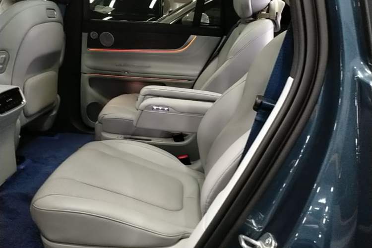 Used Hima AITO M9 2024 All-Electric Ultra Version 100 kWh 6-Seater Model Left Rear Seat