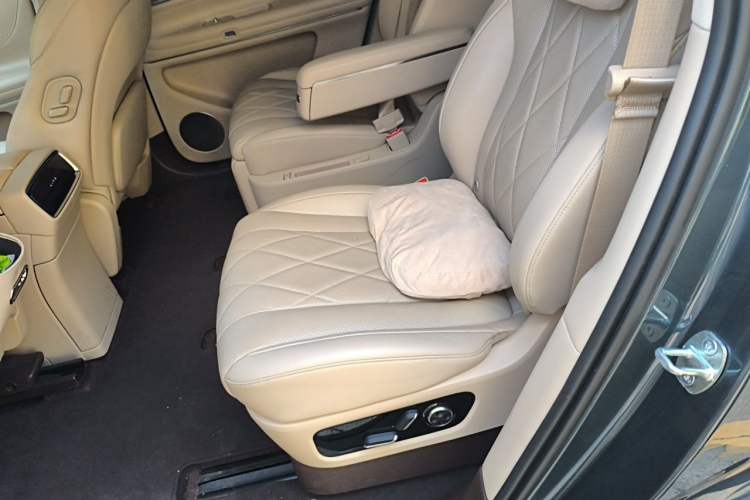Used Hima AITO M9 2024 Range-Extended Ultra Version 42 kWh 6-Seater Model Left Rear Seat