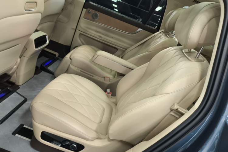 Used Hima AITO M9 2024 Range-Extended Ultra Version 52 kWh 6-Seater Model Left Rear Seat