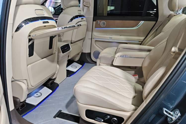 Used Hima AITO M9 2024 Range-Extended Ultra Version 52 kWh 6-Seater Model Left Rear Seat