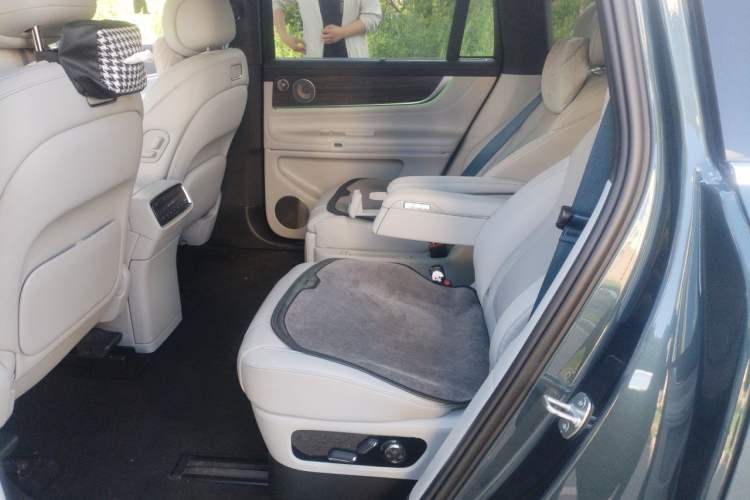 Used Hima AITO M9 2024 Range-Extended Ultra Version 42 kWh 6-Seater Model Left Rear Seat