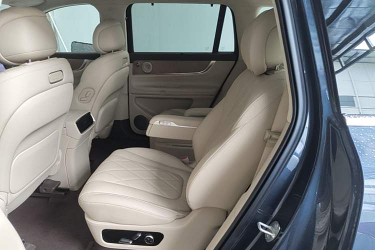 Used Hima AITO M9 2024 Range-Extended Ultra Version 42 kWh 6-Seater Model Left Rear Seat