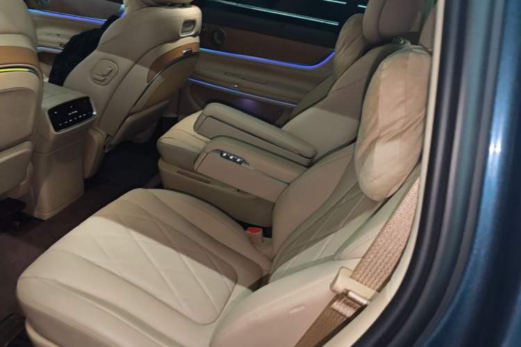 Used Hima AITO M9 2024 Range-Extended Max Edition 52 kWh 6-Seater Version Left Rear Seat