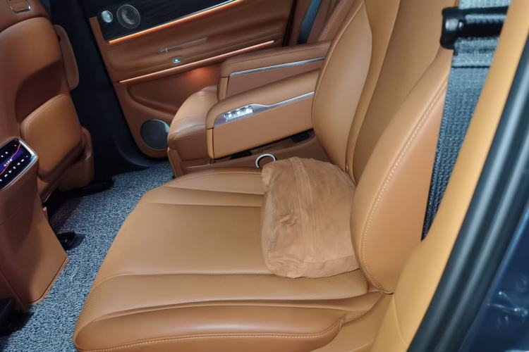 Used Hima AITO M9 2024 Range-Extended Ultra Version 42 kWh 6-Seater Model Left Rear Seat
