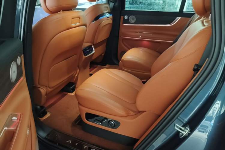 Used Hima AITO M9 2024 Range-Extended Ultra Version 42 kWh 6-Seater Model Left Rear Seat