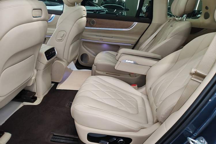 Used Hima AITO M9 2024 Range-Extended Ultra Version 42 kWh 6-Seater Model Left Rear Seat