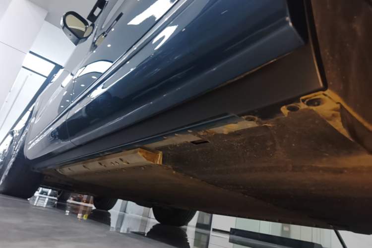 Used Hima AITO M9 2024 Range-Extended Ultra Version 42 kWh 6-Seater Model Left Side Sill
