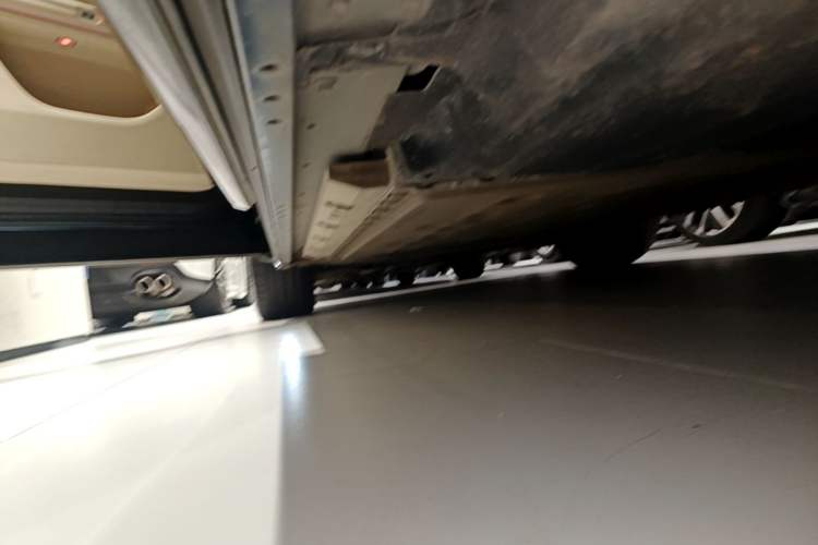 Used Hima AITO M9 2024 Range-Extended Ultra Version 42 kWh 6-Seater Model Left Side Sill