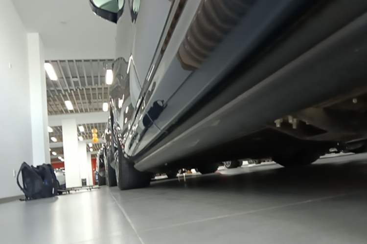Used Hima AITO M9 2024 All-Electric Ultra Version 100 kWh 6-Seater Model Left Side Sill