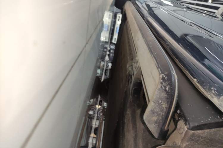 Used Hima AITO M9 2024 Range-Extended Ultra Version 42 kWh 6-Seater Model Left Side Sill