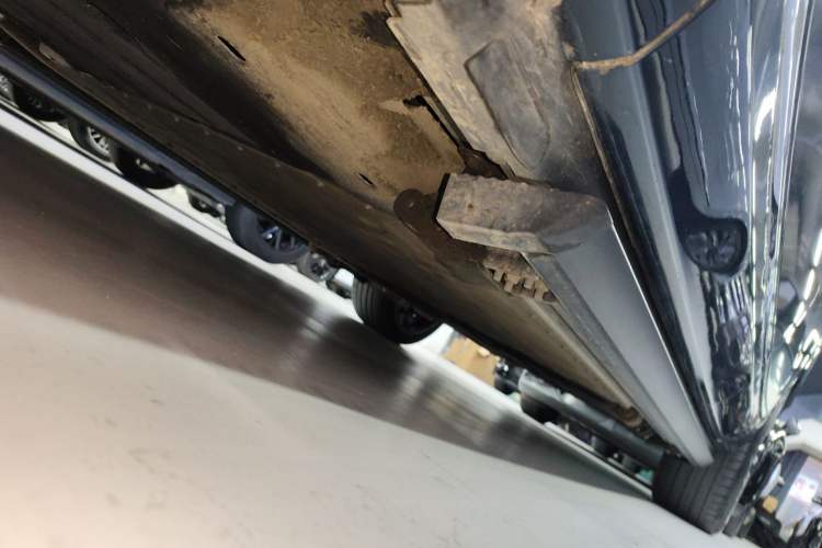 Used Hima AITO M9 2024 Range-Extended Ultra Version 52 kWh 6-Seater Model Left Side Sill
