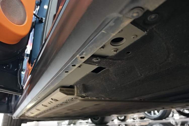 Used Hima AITO M9 2024 Range-Extended Ultra Version 42 kWh 6-Seater Model Left Side Sill