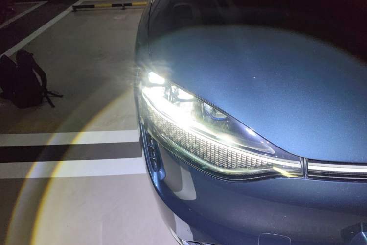 Used Hima AITO M9 2024 Range-Extended Ultra Version 42 kWh 6-Seater Model Right Front Headlight