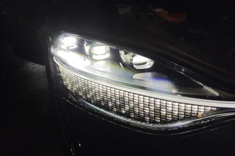 Used Hima AITO M9 2024 Range-Extended Max Edition 42 kWh 6-Seater Version Right Front Headlight