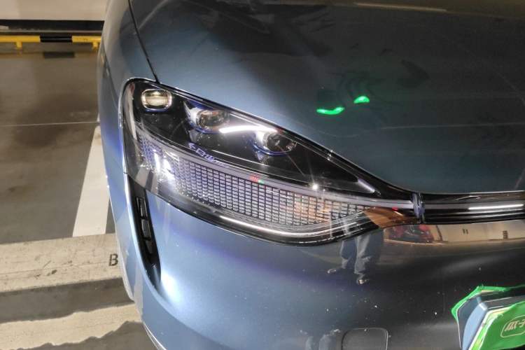 Used Hima AITO M9 2024 Range-Extended Ultra Version 42 kWh 6-Seater Model Right Front Headlight