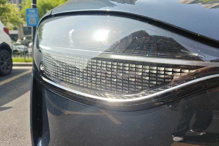Used Hima AITO M9 2024 Range-Extended Ultra Version 42 kWh 6-Seater Model Right Front Headlight