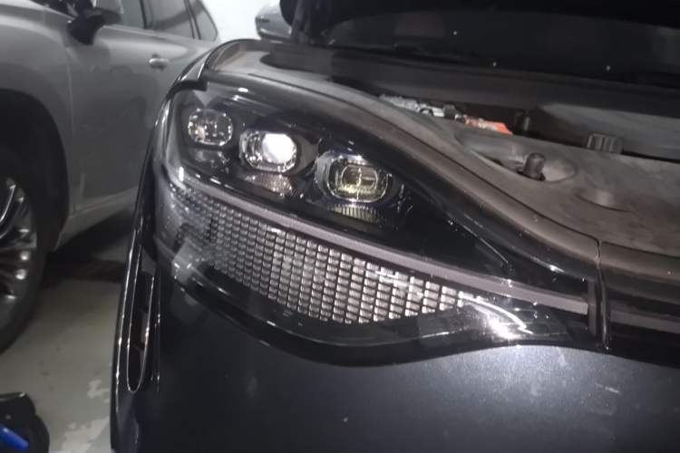 Used Hima AITO M9 2024 Range-Extended Ultra Version 42 kWh 6-Seater Model Right Front Headlight