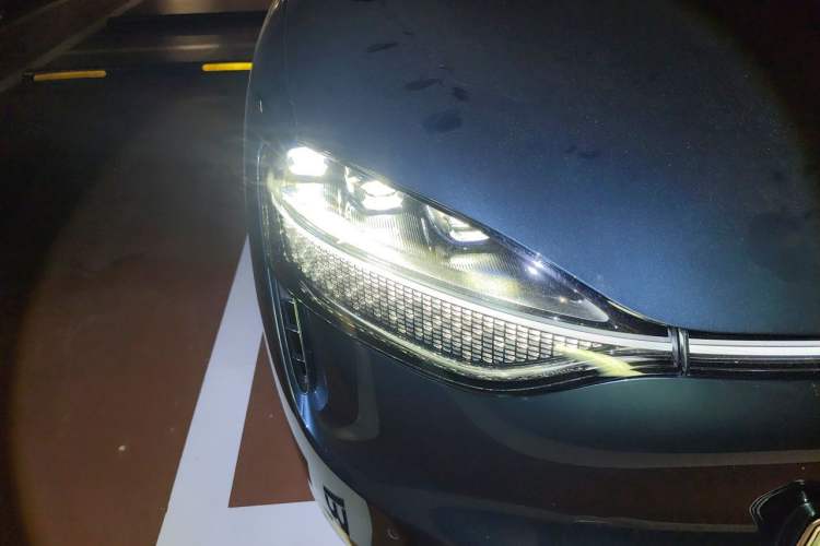 Used Hima AITO M9 2024 Range-Extended Max Edition 52 kWh 5-Seater Version Right Front Headlight