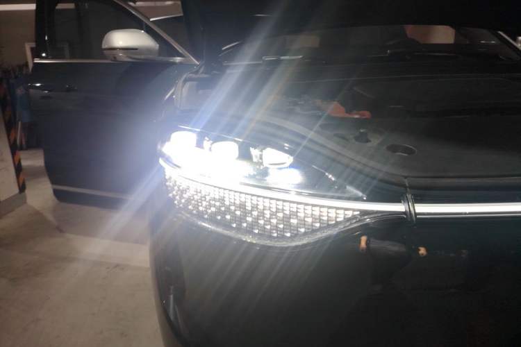 Used Hima AITO M9 2024 Range-Extended Max Edition 42 kWh 5-Seater Version Right Front Headlight