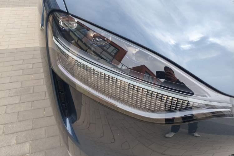 Used Hima AITO M9 2024 Range-Extended Ultra Version 42 kWh 6-Seater Model Right Front Headlight