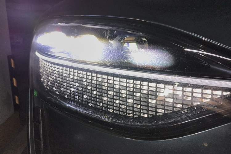 Used Hima AITO M9 2024 Range-Extended Ultra Version 52 kWh 5-Seater Model Right Front Headlight