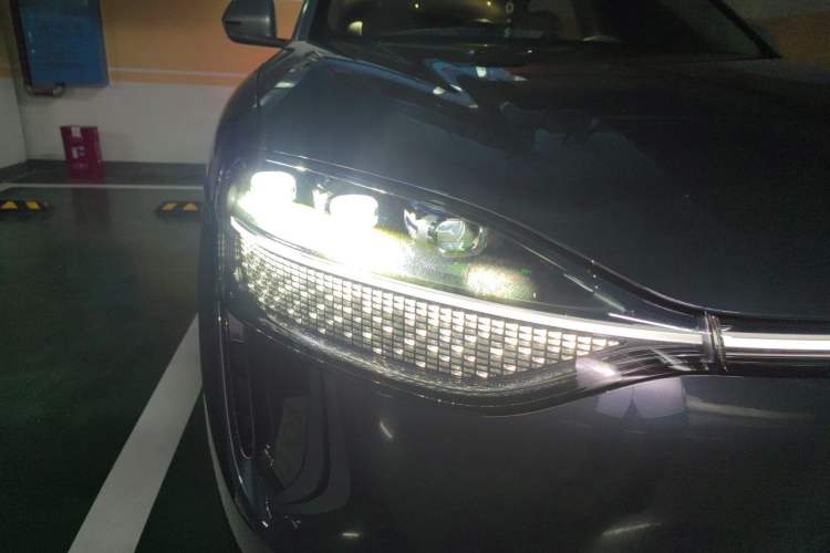 Used Hima AITO M9 2024 Range-Extended Ultra Version 42 kWh 6-Seater Model Right Front Headlight