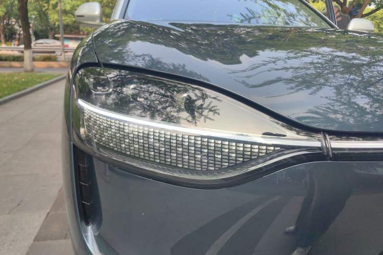 Used Hima AITO M9 2024 All-Electric Ultra Version 100 kWh 5-Seater Model Right Front Headlight