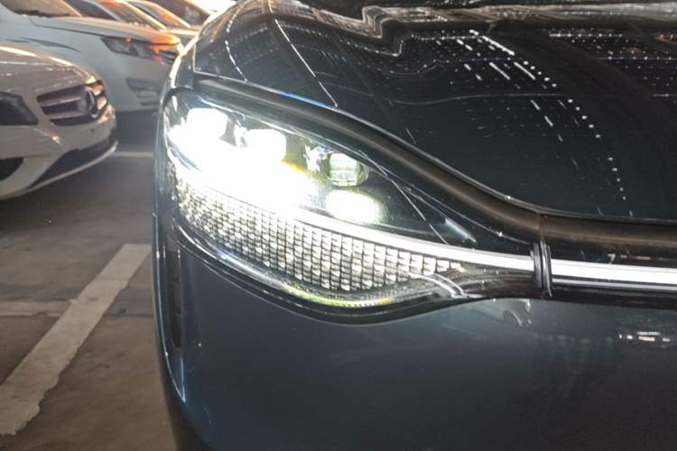 Used Hima AITO M9 2024 Range-Extended Ultra Version 42 kWh 6-Seater Model Right Front Headlight