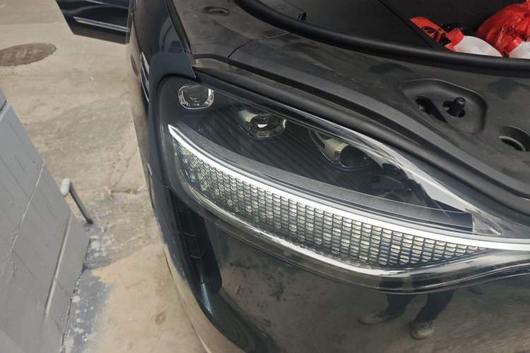 Used Hima AITO M9 2024 All-Electric Ultra Version 100 kWh 6-Seater Model Right Front Headlight