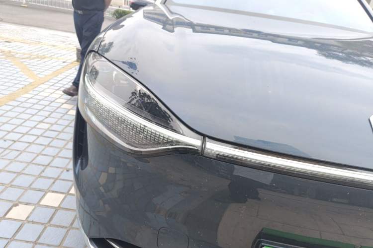 Used Hima AITO M9 2024 Range-Extended Ultra Version 42 kWh 6-Seater Model Right Front Headlight