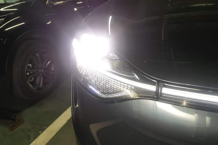 Used Hima AITO M9 2024 Range-Extended Ultra Version 42 kWh 6-Seater Model Right Front Headlight