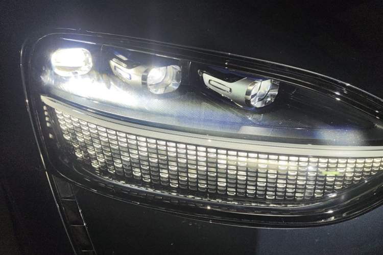 Used Hima AITO M9 2024 Range-Extended Max Edition 42 kWh 6-Seater Version Right Front Headlight