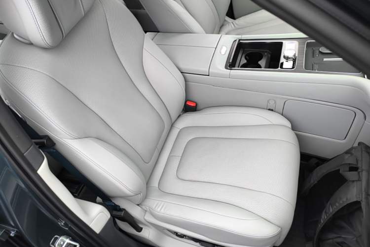 Used Hima AITO M9 2024 Range-Extended Ultra Version 42 kWh 6-Seater Model Right Front Seat