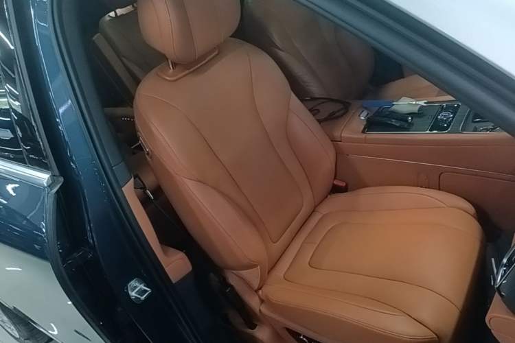 Used Hima AITO M9 2024 Range-Extended Ultra Version 42 kWh 6-Seater Model Right Front Seat
