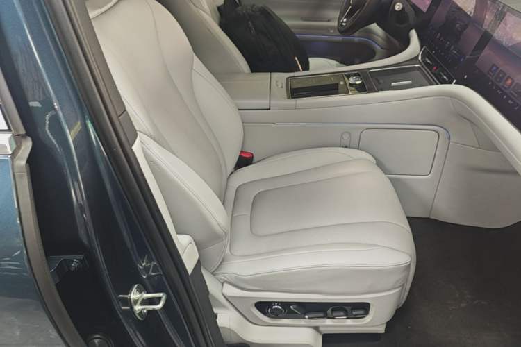 Used Hima AITO M9 2024 Range-Extended Ultra Version 42 kWh 6-Seater Model Right Front Seat