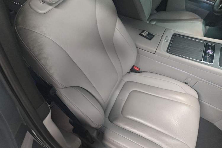 Used Hima AITO M9 2024 Range-Extended Ultra Version 42 kWh 6-Seater Model Right Front Seat